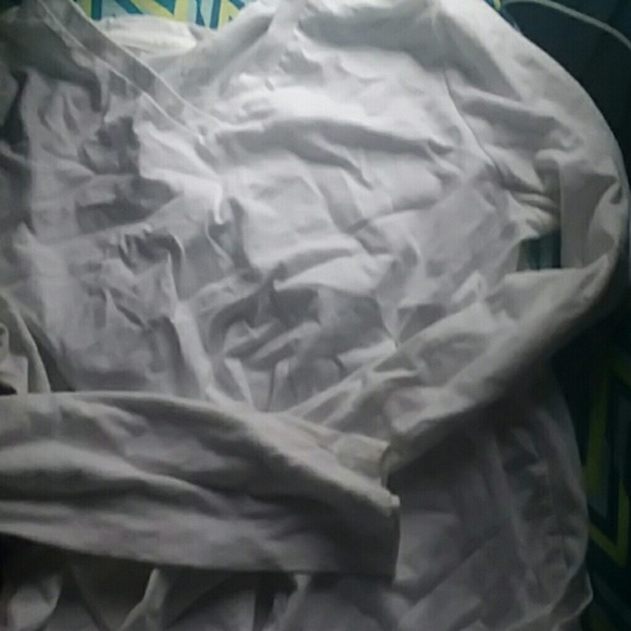 I am selling clothes. - Picture 3 of 3